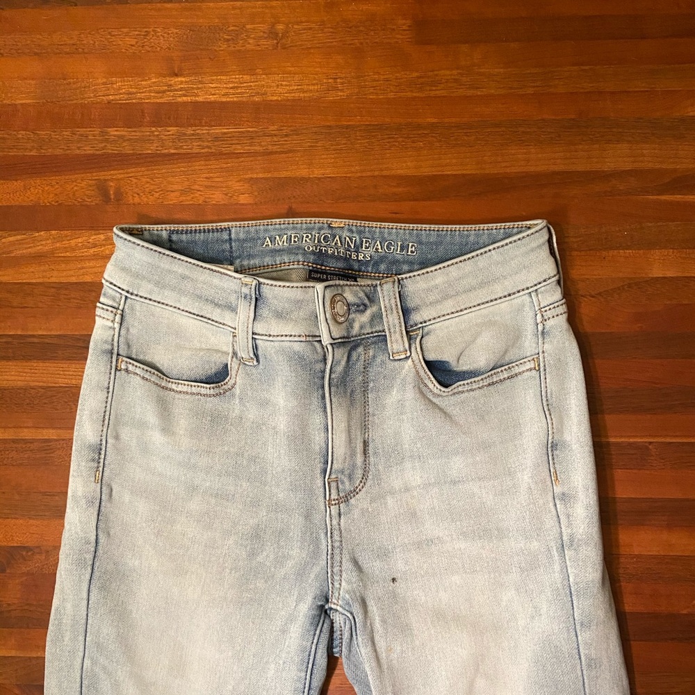 AMERICAN EAGLE HIGH-WAISTED JEANS